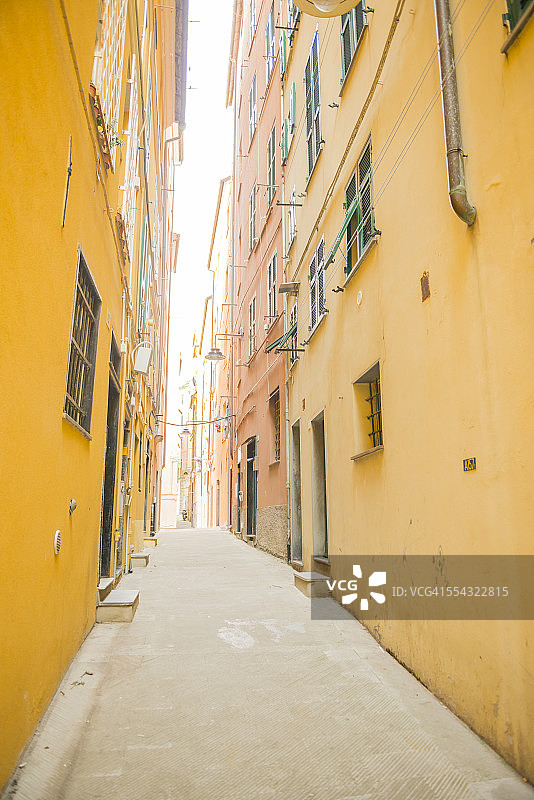 意大利热那亚老城的狭窄街道图片素材