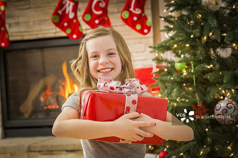 白人女孩拥抱圣诞礼物图片素材