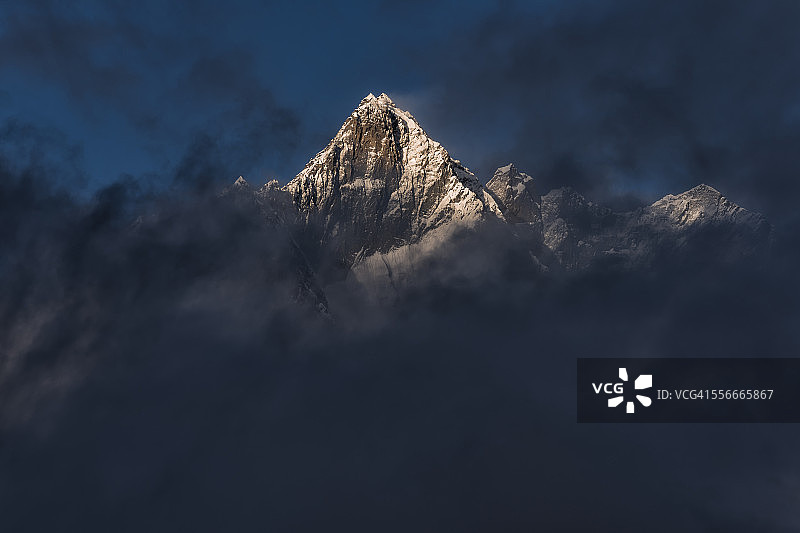 尼泊尔，昆布，珠穆朗玛峰地区，定伯切，塔伯切晚上图片素材