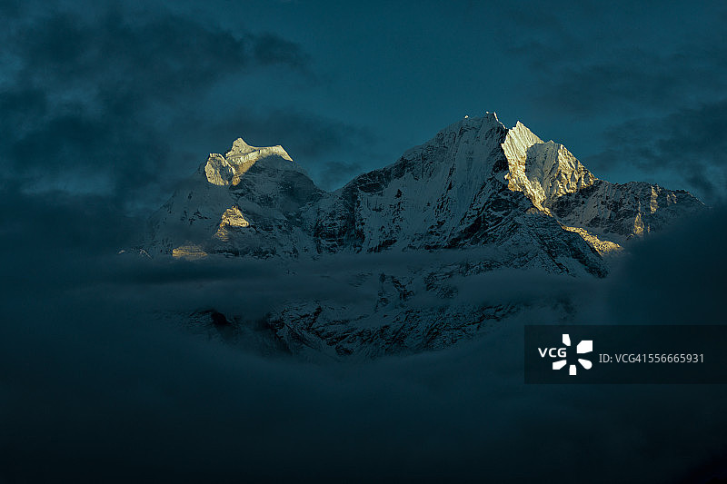 尼泊尔，昆布，珠穆朗玛峰地区，塔姆塞库和坎特加日落图片素材