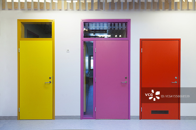 爱沙尼亚，新建幼儿园的彩色门图片素材