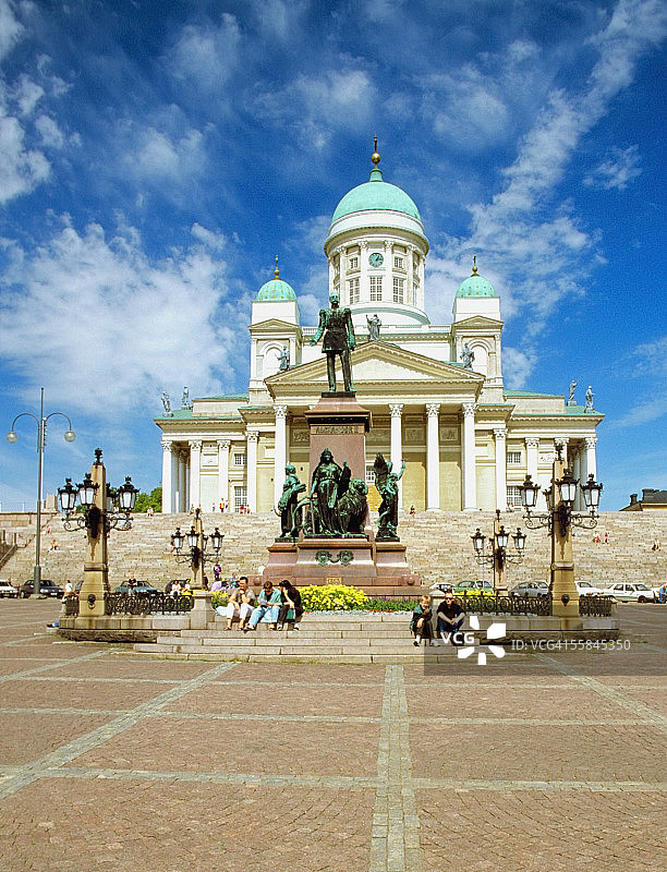 游客坐在芬兰赫尔辛基参议院广场前的台阶上图片素材