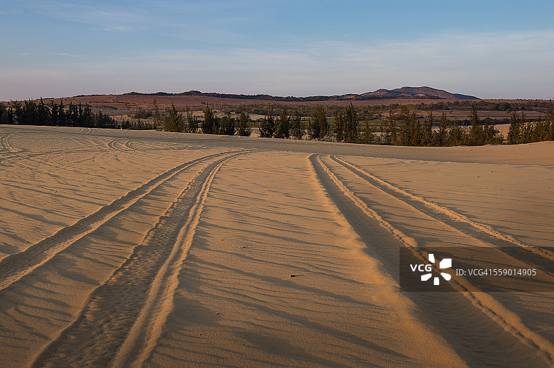 白沙垄上的车轮痕迹:梅奈图片素材