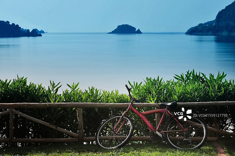 在背景上停放着自行车和岛屿图片素材