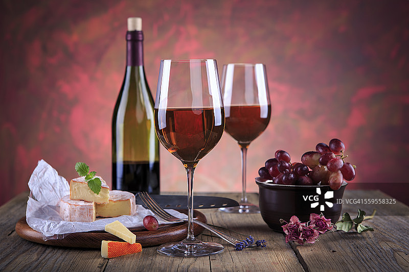 有酒瓶，酒杯，奶酪和葡萄的静物画图片素材