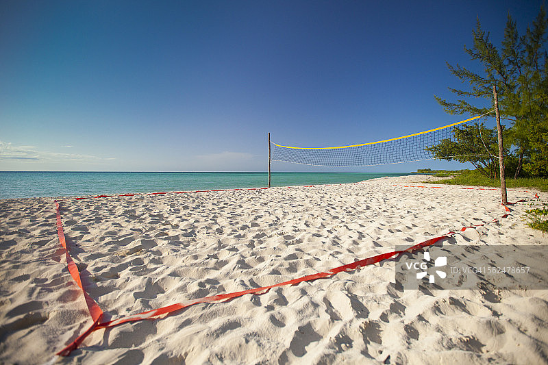 一个沙滩排球场建立在普拉亚拉豪拉海滩，卡约可可，古巴。图片素材