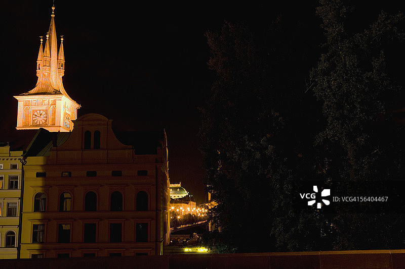 布拉格，捷克共和国，建筑物在夜晚被点亮图片素材