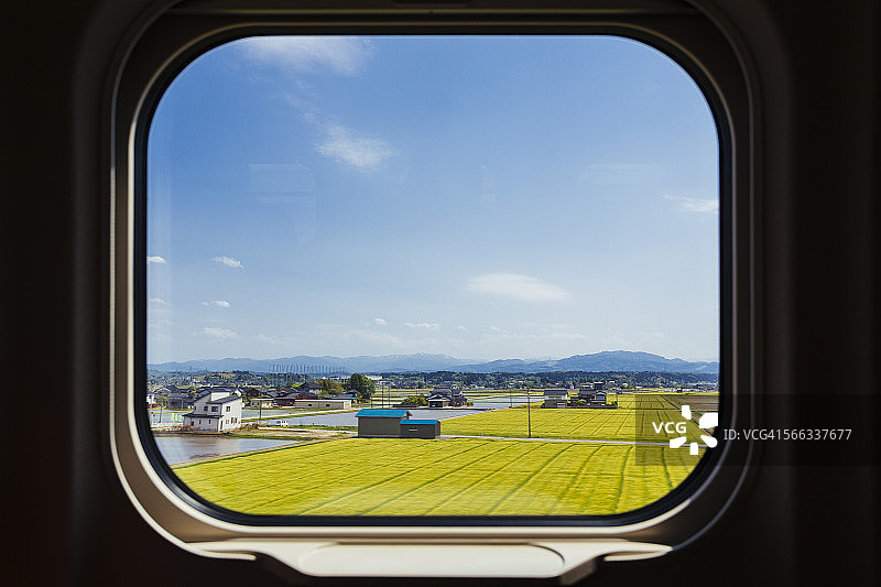从新干线列车窗口观看图片素材