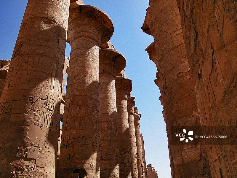 低角度的雕刻柱在一个寺庙，寺庙卡纳克，卢克索，埃及图片素材