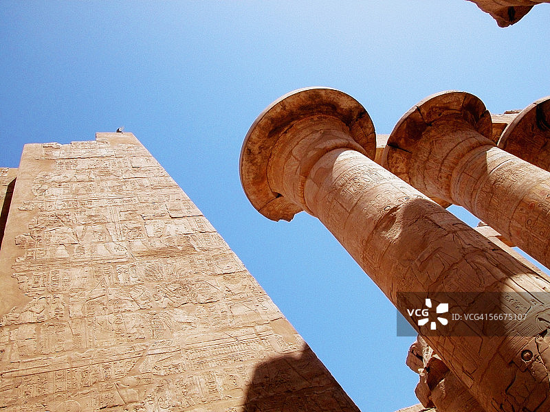 低角度的雕刻墙和圆柱，卡纳克神庙，卢克索，埃及图片素材
