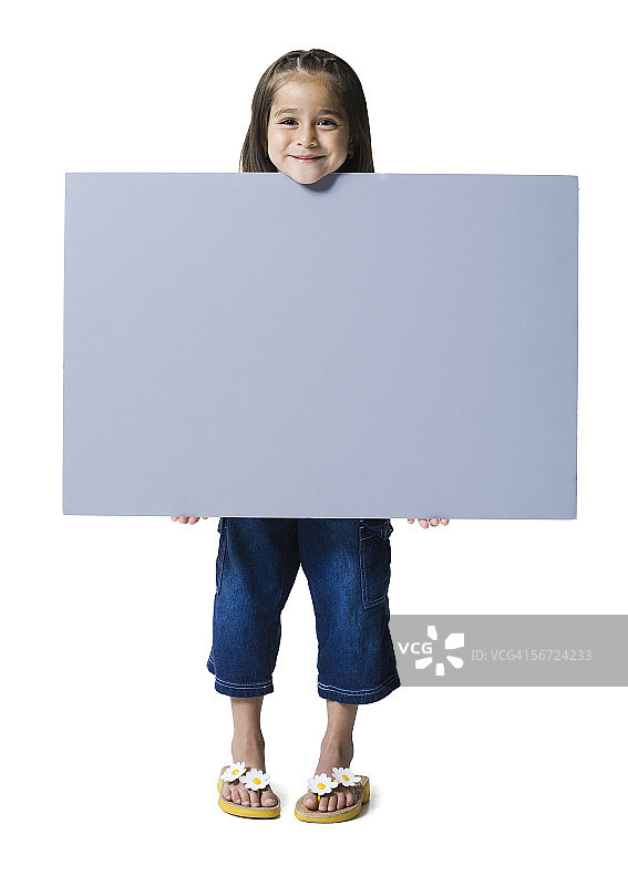一个拿着空白牌子的女孩的肖像图片素材