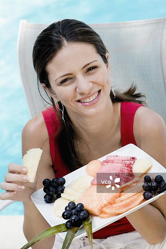 一个年轻女人用托盘端着食物的肖像图片素材