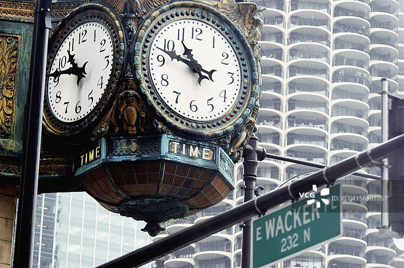 低角度的一个时钟的一边的建筑，芝加哥，伊利诺斯州，美国图片素材