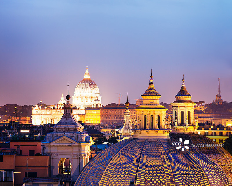 罗马的屋顶和圣彼得的圆顶图片素材