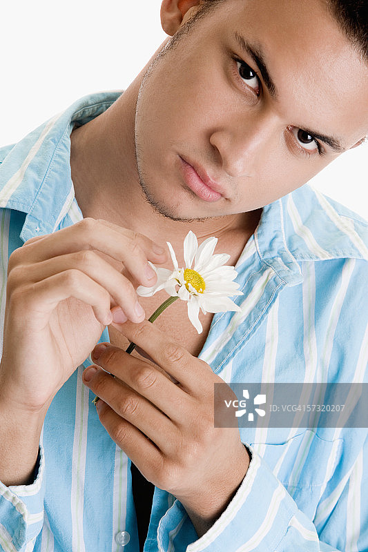 一个年轻人摘下花瓣的肖像图片素材