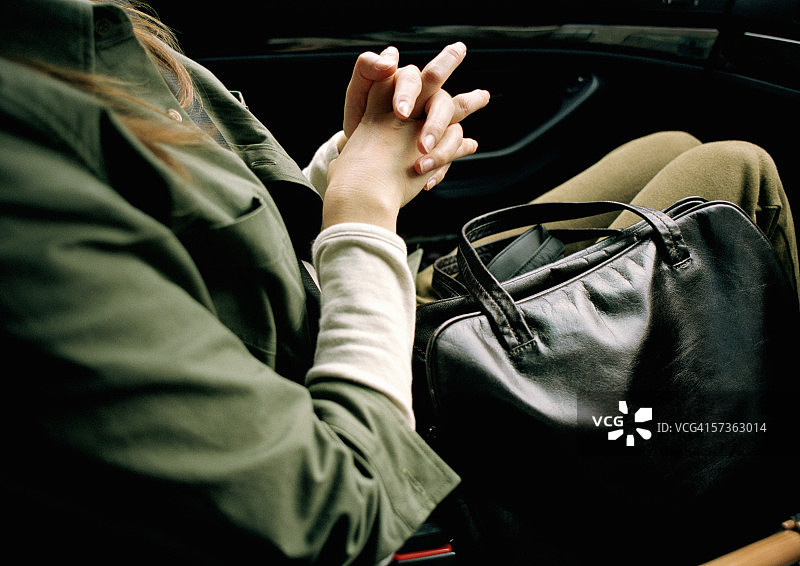 拿着手提包坐在车里的女人图片素材