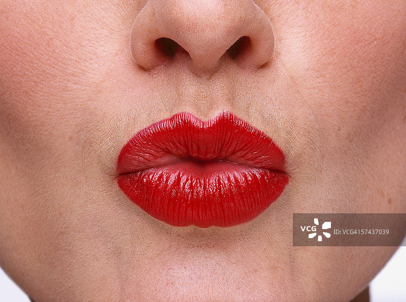 一个女人噘起她的嘴唇的特写图片素材