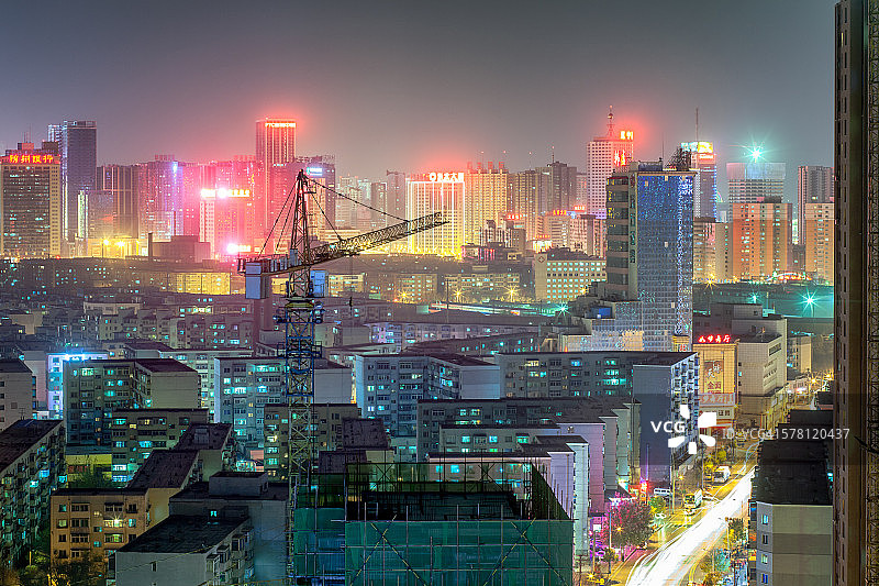晚上的中国摩天大楼工地图片素材