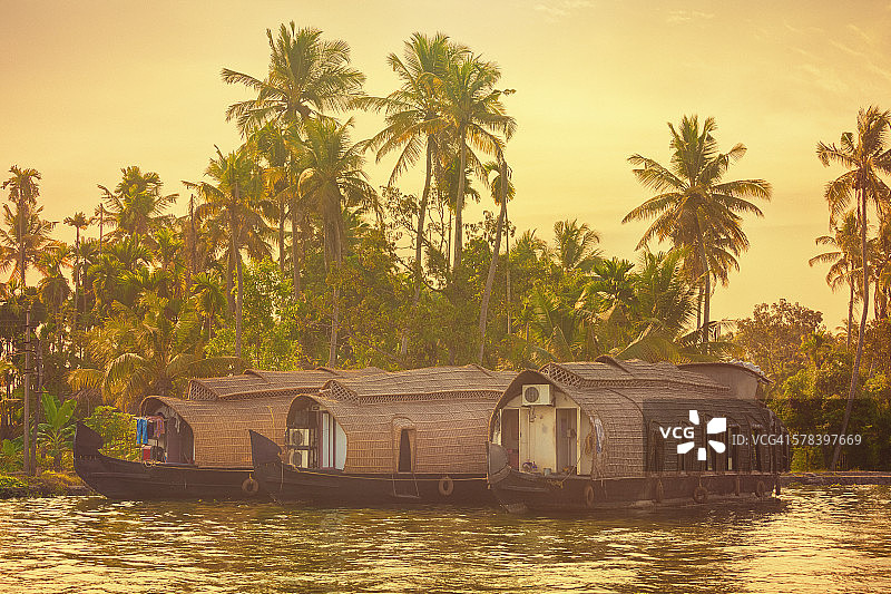 喀拉拉邦穷水长流的船屋图片素材