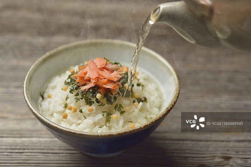 三文鱼米饭配绿茶图片素材