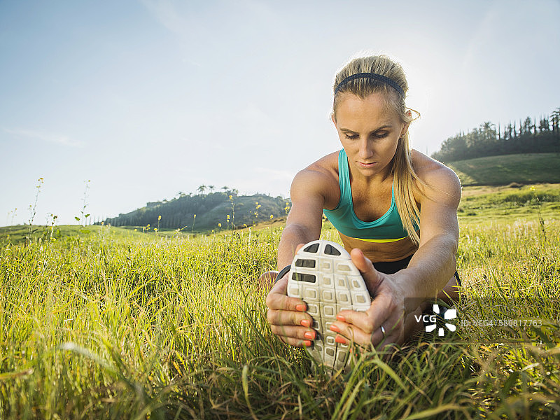 美国，加州，拉古纳·尼格尔，妇女在野外锻炼图片素材