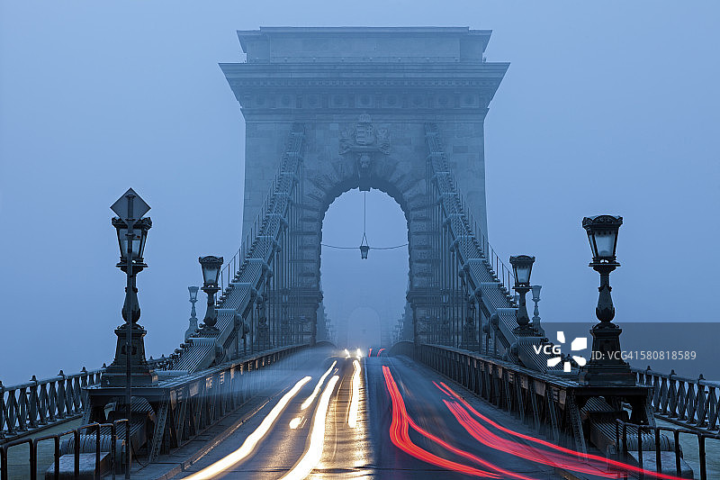 匈牙利，布达佩斯，铁链桥上的灯光轨迹图片素材