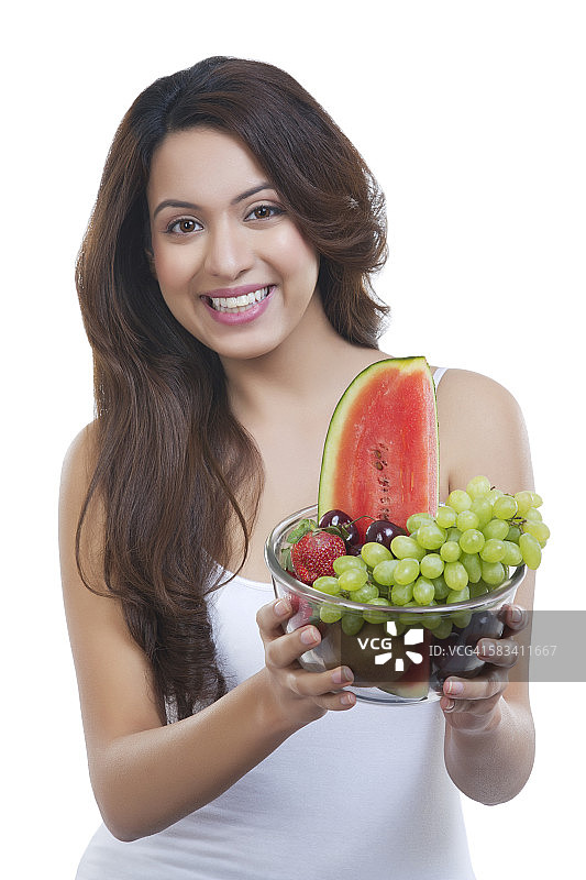 一个拿着一碗水果的女人的肖像图片素材