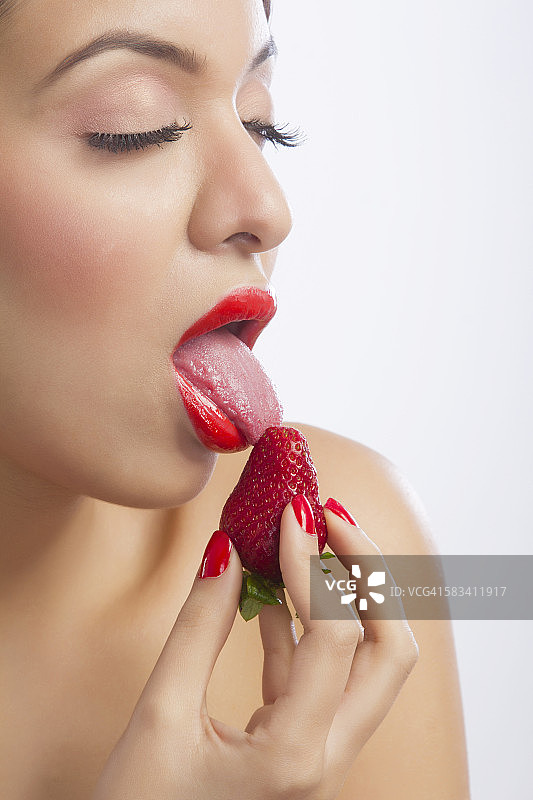 舔草莓的女人图片素材