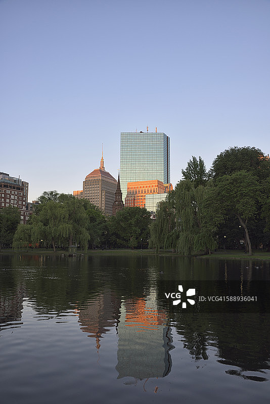 马萨诸塞州，波士顿，科普利广场反映在波士顿公共花园池塘图片素材