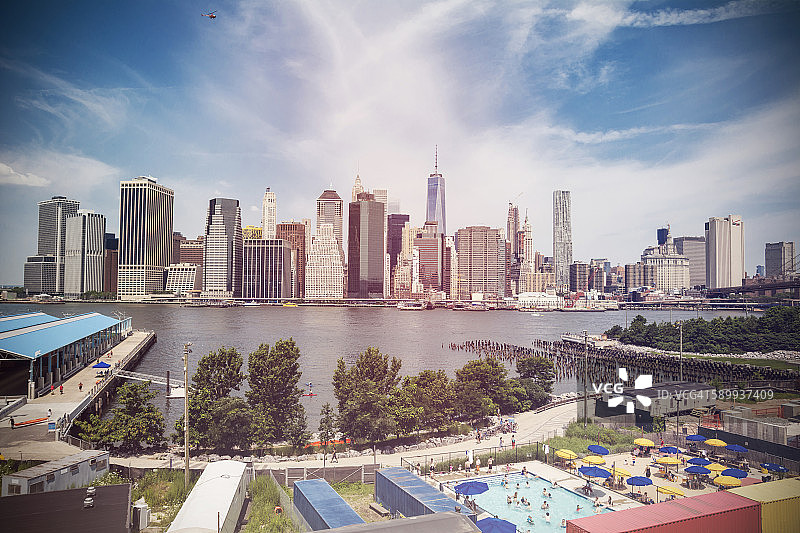 美国，纽约市，曼哈顿天际线和东河图片素材