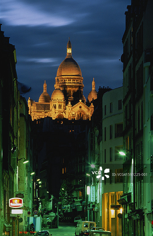法国，巴黎，蒙马特，圣心大教堂，夜光照耀，街道图片素材