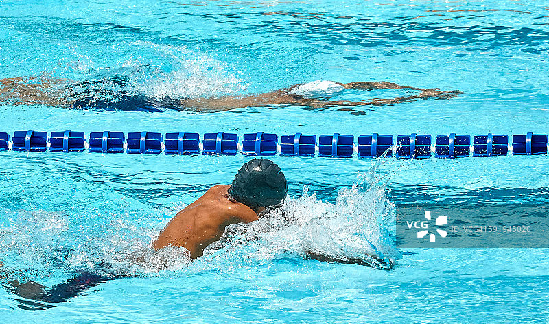 参加比赛的年轻游泳运动员图片素材