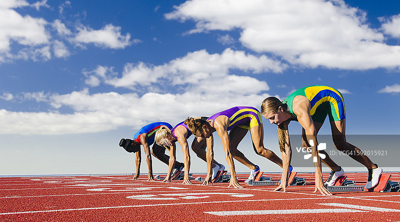 四名女运动员站在起跑线上，即将开始比赛图片素材