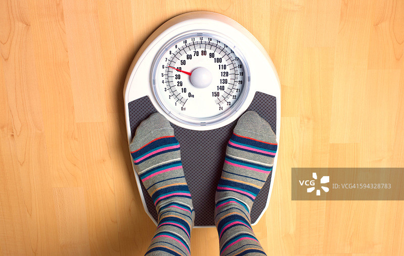 女性厌食症患者称体重图片素材