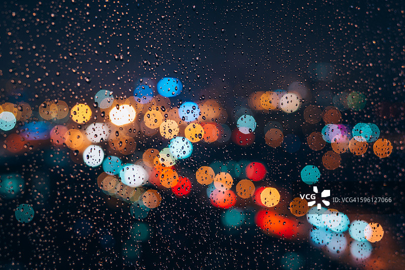 雨夜窗玻璃后的城市散景图片素材