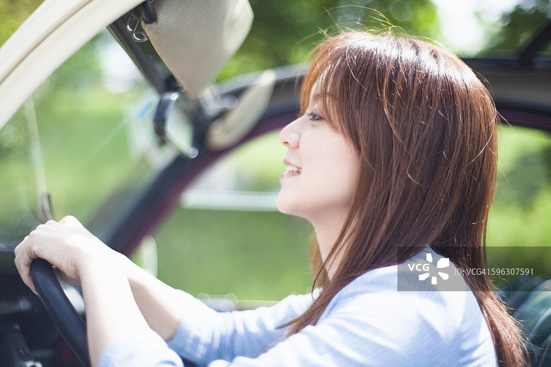 女人驾驶汽车图片素材