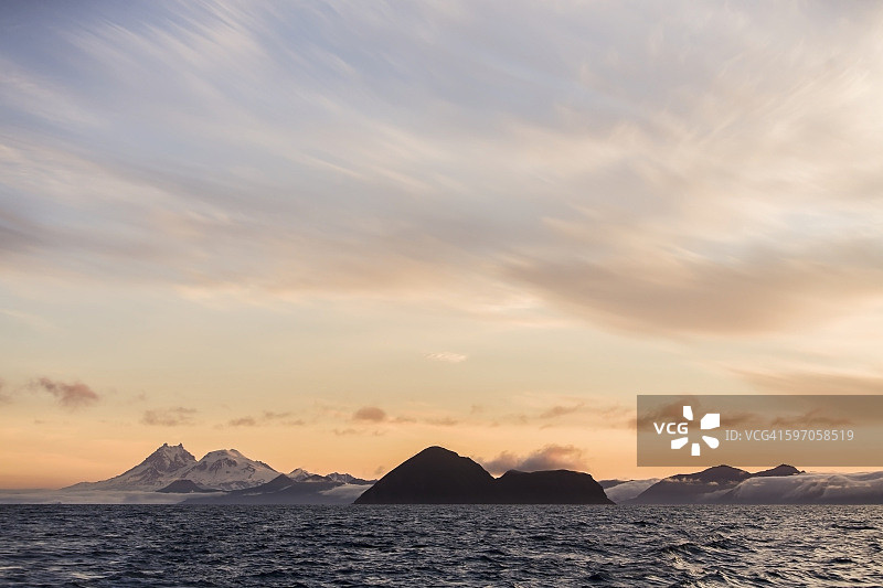 伊萨诺茨基峰(衣衫褴残的杰克)和圆顶山在尤马克岛与桑金岛在前景日落后图片素材