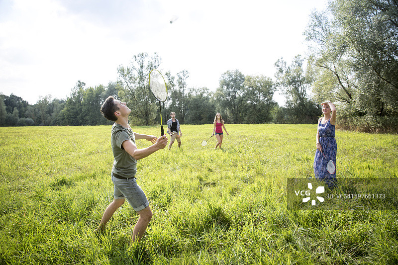 一群年轻人在野外打羽毛球图片素材