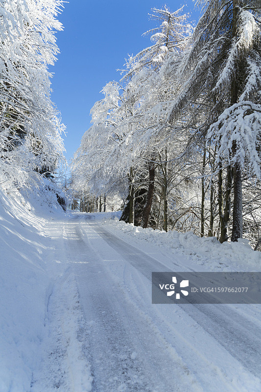 意大利皮埃蒙特的罗莎山，积雪覆盖的乡村道路图片素材