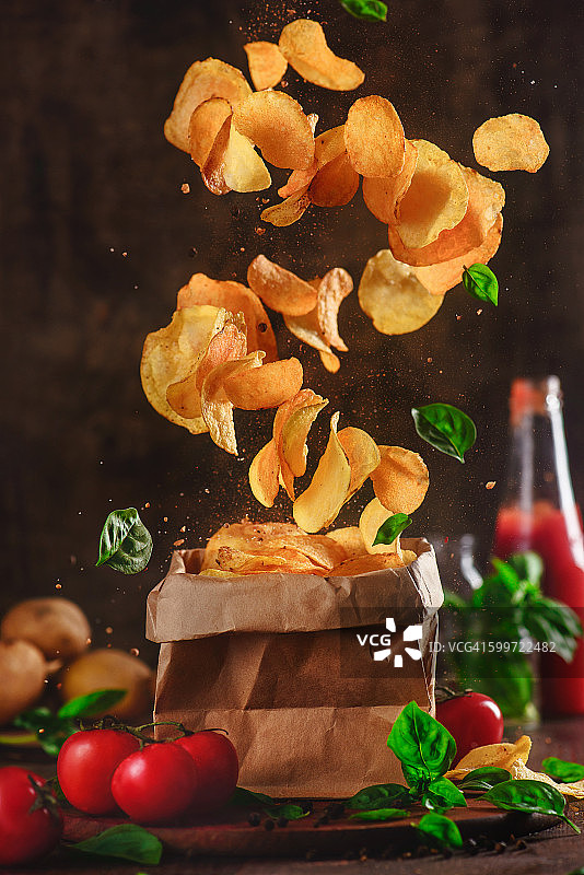安慰食物:飞行的薯片龙卷风图片素材