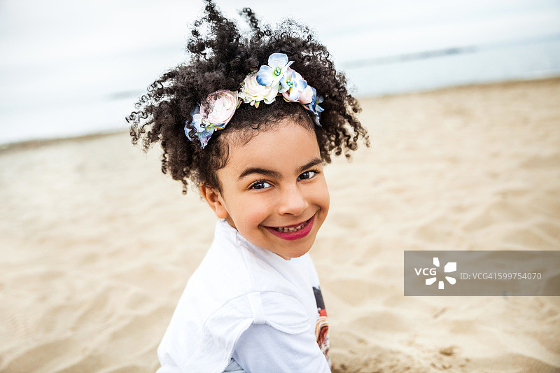 女孩在沙滩上玩耍，快乐的时刻图片素材