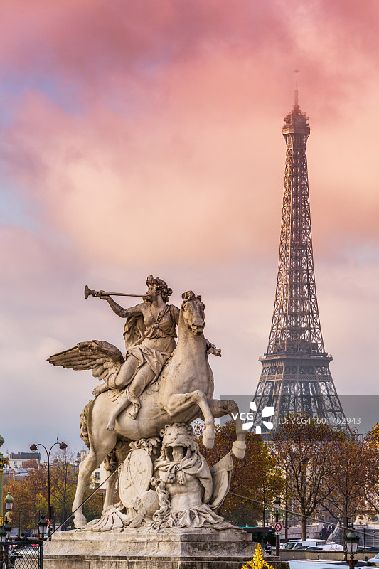 巴黎，雷诺米和埃菲尔铁塔的雕像图片素材
