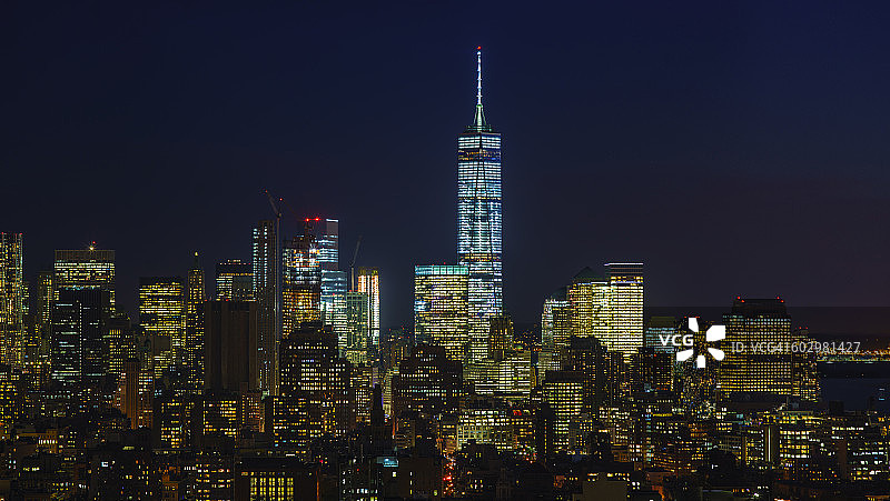 美国，纽约州，纽约市，照亮了夜晚的城市景观图片素材