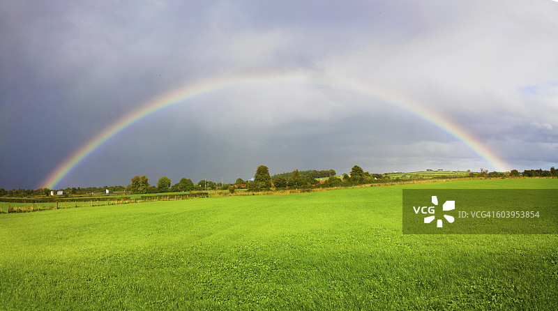 彩虹风景在美丽的爱尔兰风景风景。蒂珀雷里爱尔兰。图片素材