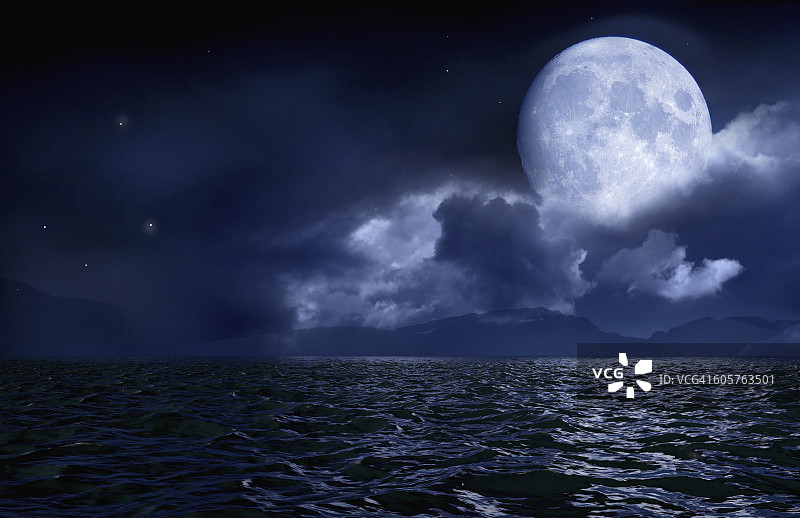 海面和地平线上的满月图片素材