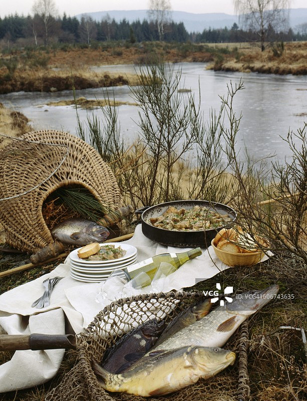 钓鱼后准备的饭菜图片素材