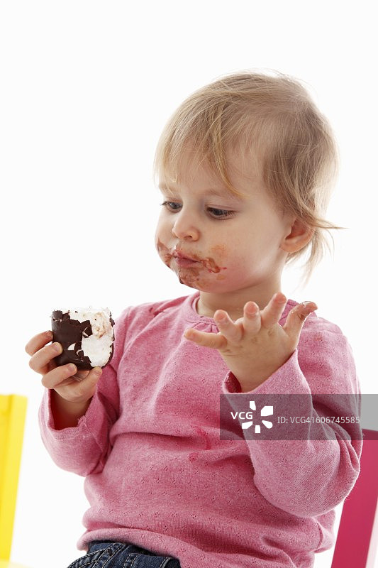 一个小孩在吃巧克力棉花糖图片素材