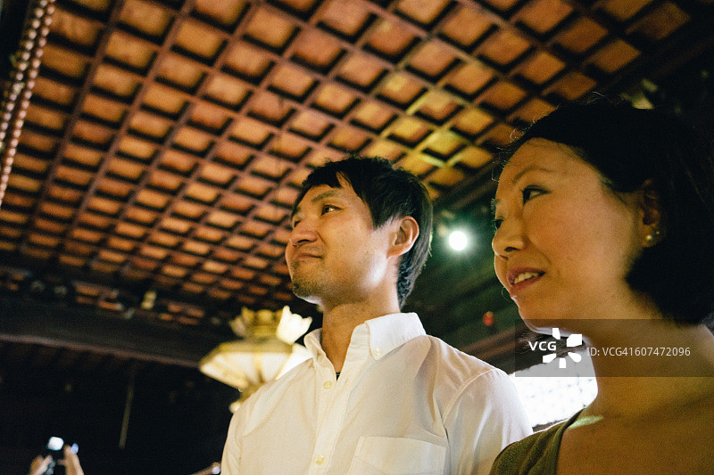 一对日本夫妇参观佛教寺庙图片素材