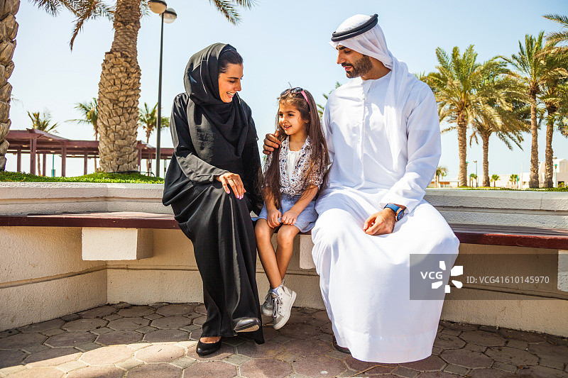 迪拜的一个酋长国家庭-享受周末图片素材