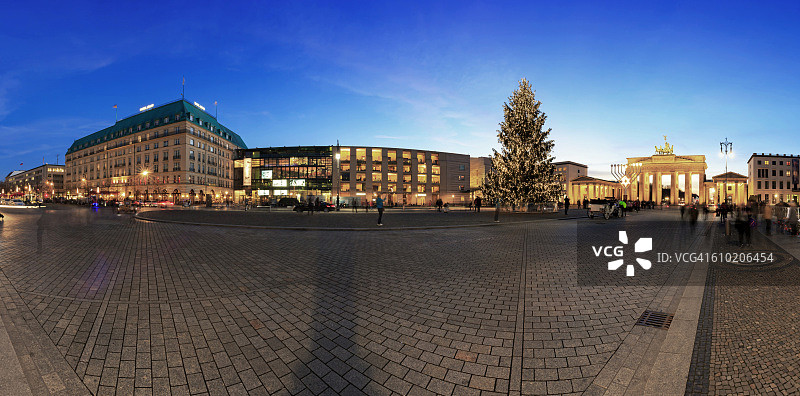巴黎广场/勃兰登堡门，柏林蓝色时间和圣诞树图片素材